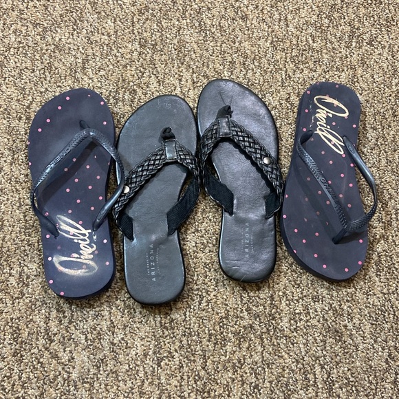 2 Pairs O'Neill Size L 5-6 Black and Pink Polka Dot Flip Flops & Arizona Size 7 - Picture 1 of 8